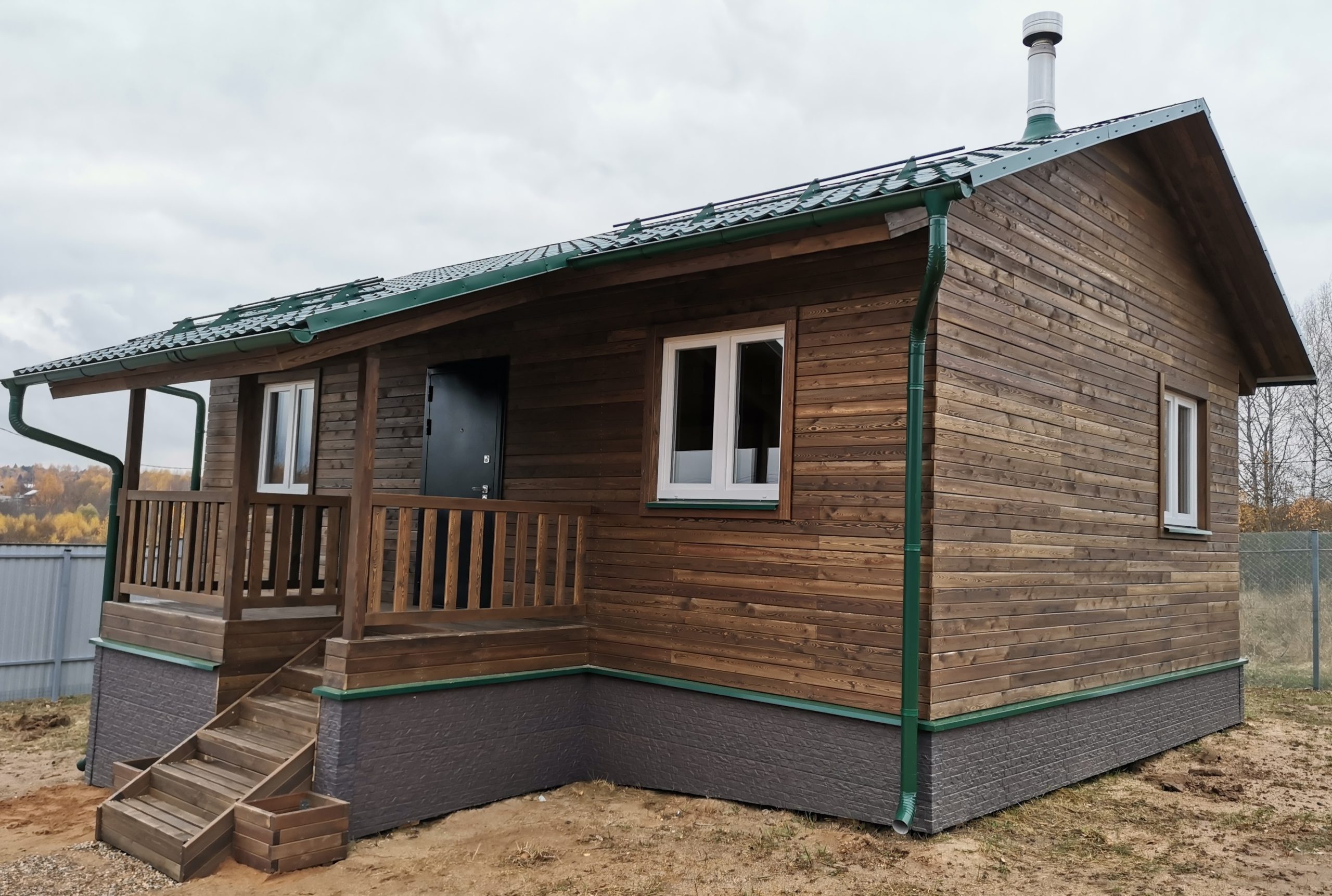 Облицовка фасада домов планкеном из древесины сибирской лиственницы 2000х90х20мм. с покрытием восковой лазурью цвет ‘орех’ Облицовка фасада домов планкеном из древесины сибирской лиственницы 2000х90х20мм. с покрытием восковой лазурью цвет ‘орех’